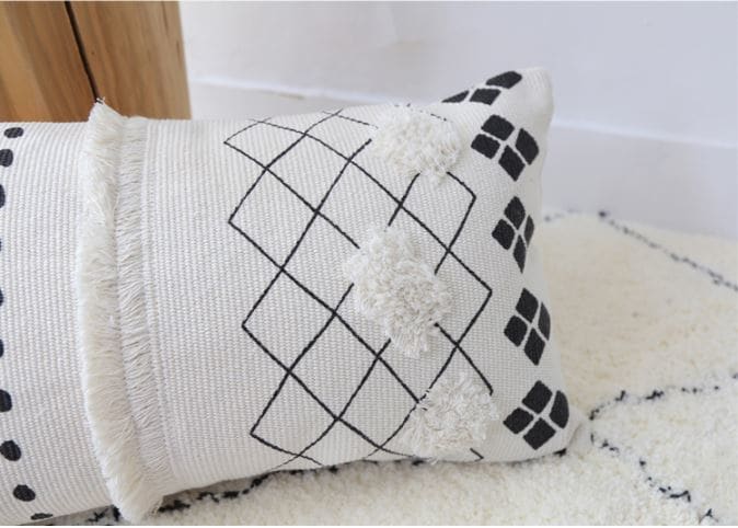 Coussin Blanc aux Motifs Ethniques noirs Renno MAZIR