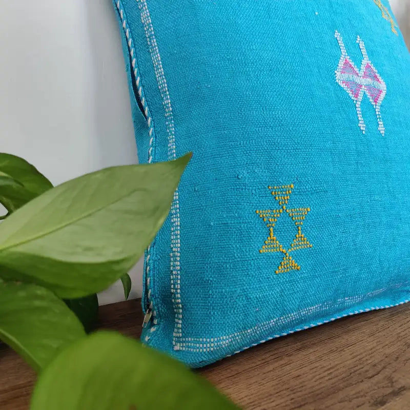 Vue approchée du Coussin Sabra Marocain Bleu  en Soie de Cactus